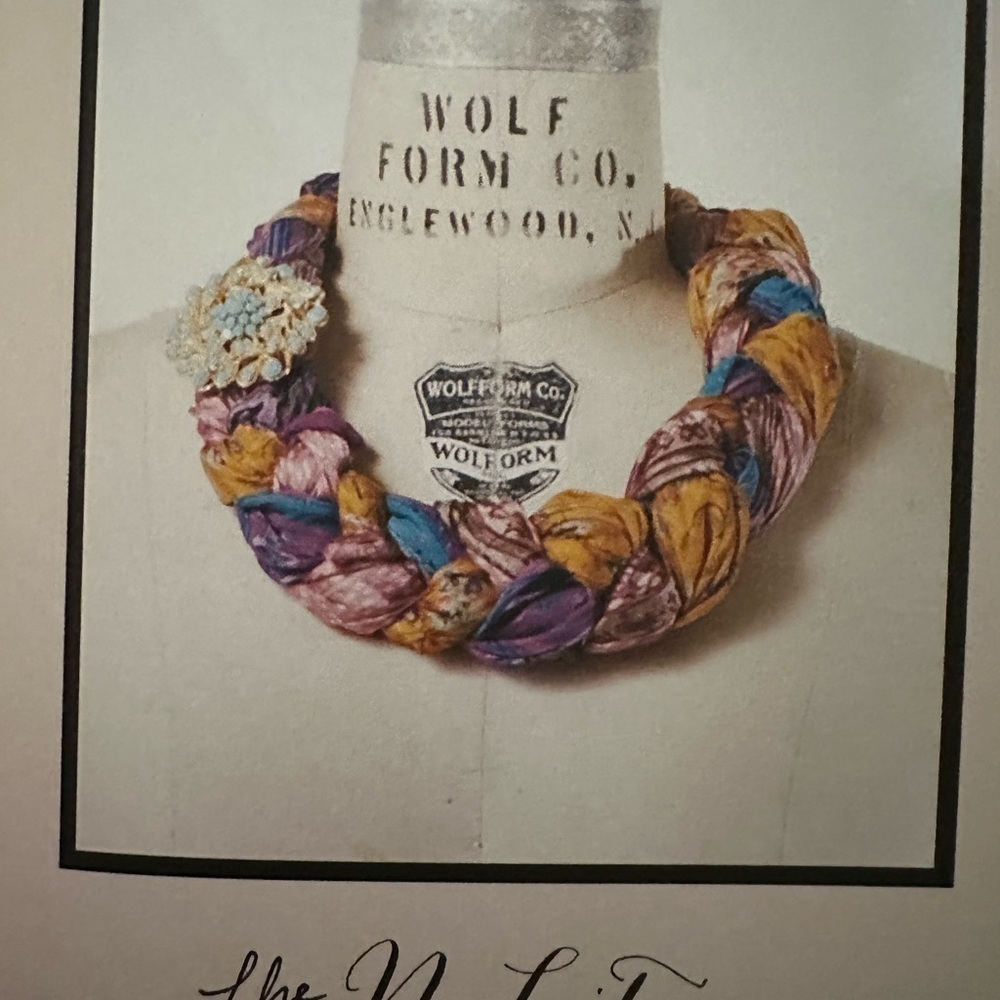 HOW to TIE a SCARF BOOK. Detailed pictures of 33 styles. Hermès ribbon bookmark. - Picture 10 of 14